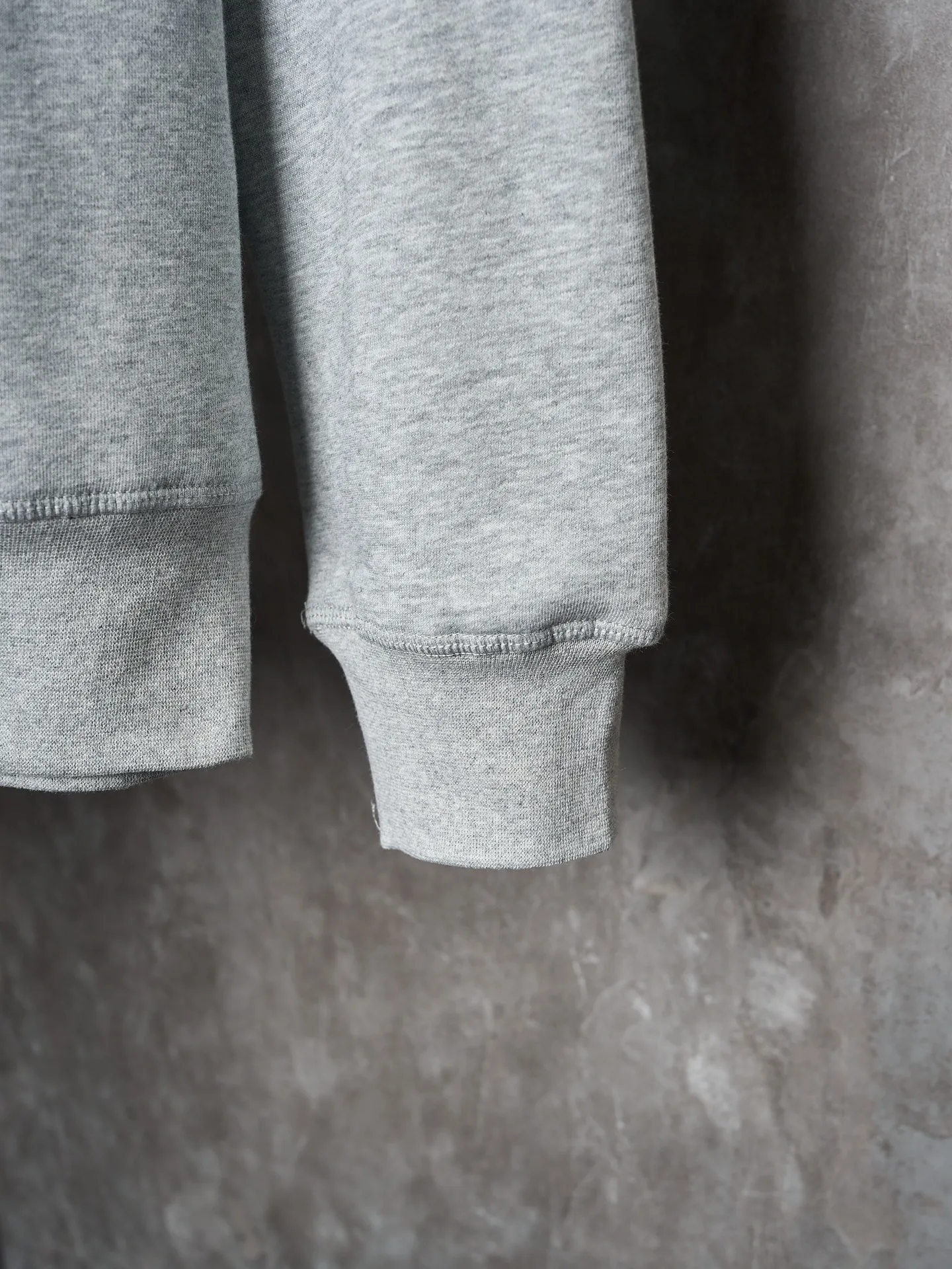 P290 Actual auction】Ralph Lauren/Ralph Lauren solid color pony logo embroidered round neck sweatshirt (grey) [Ready stock] S M L XL custom cloud-like honey cotton fleece sweatshirt material has a delicate feel and is comfortable and skin-friendly. It is based on matte gray and comes with a soft light filter. The exquisite indigo pony logo is embellished. It is highly recognizable. It has an atmosphere of freedom and vitality. A symphony of pure and smart colors. Use extreme simplicity to outline high-end silhouettes, become the smart focus of vision, and show taste in silence. Use imported machine embroidery technology. Use advanced computer control systems and precision mechanical components to achieve the iconic pony embroidery operation. High precision. The lines are smooth and delicate. Adopt Hasuo technology and use specific machines to sew. Hasuo has high fastness and adds visual effects. It is time-consuming and labor-intensive. The fabrics have been washed and have a better texture. They are not easy to deform and are not easy to shrink. Not easy to fade, maintain long-term beauty, and fit well.
